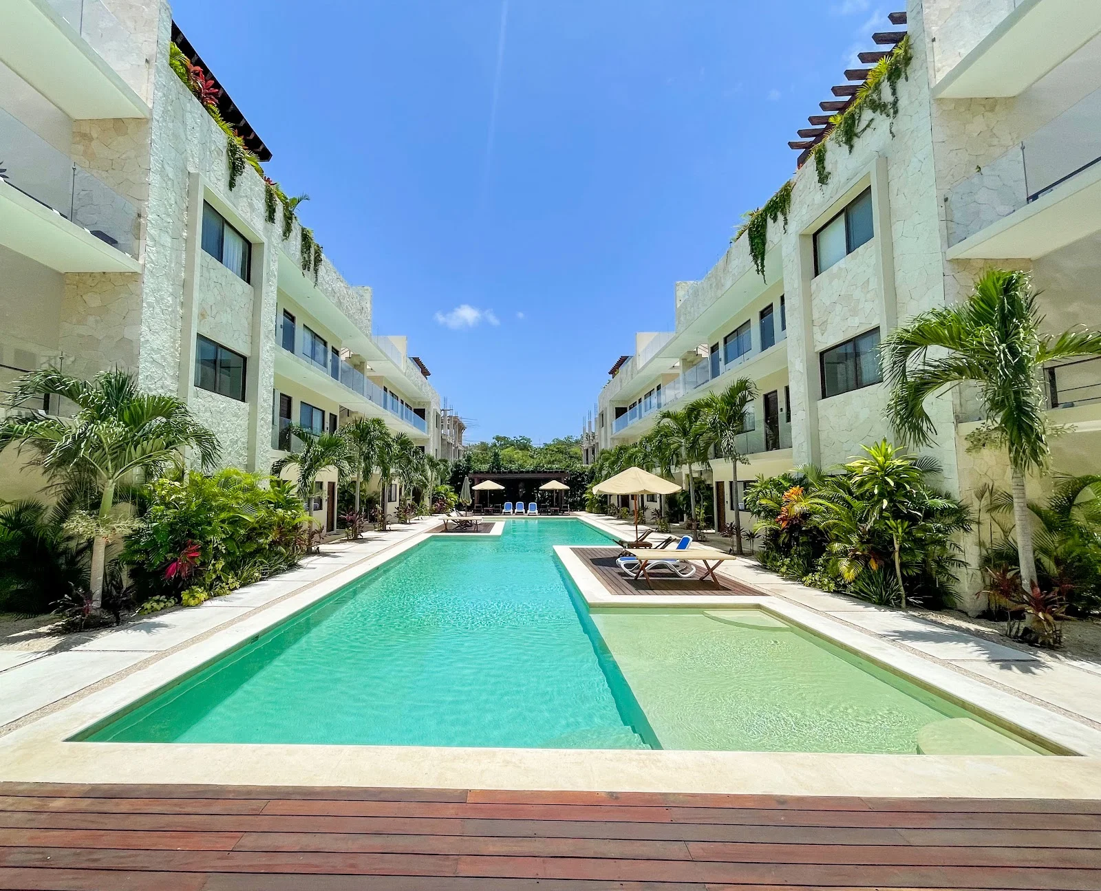 Furnished 1BR Apartment in La Veleta | Pool & Parking