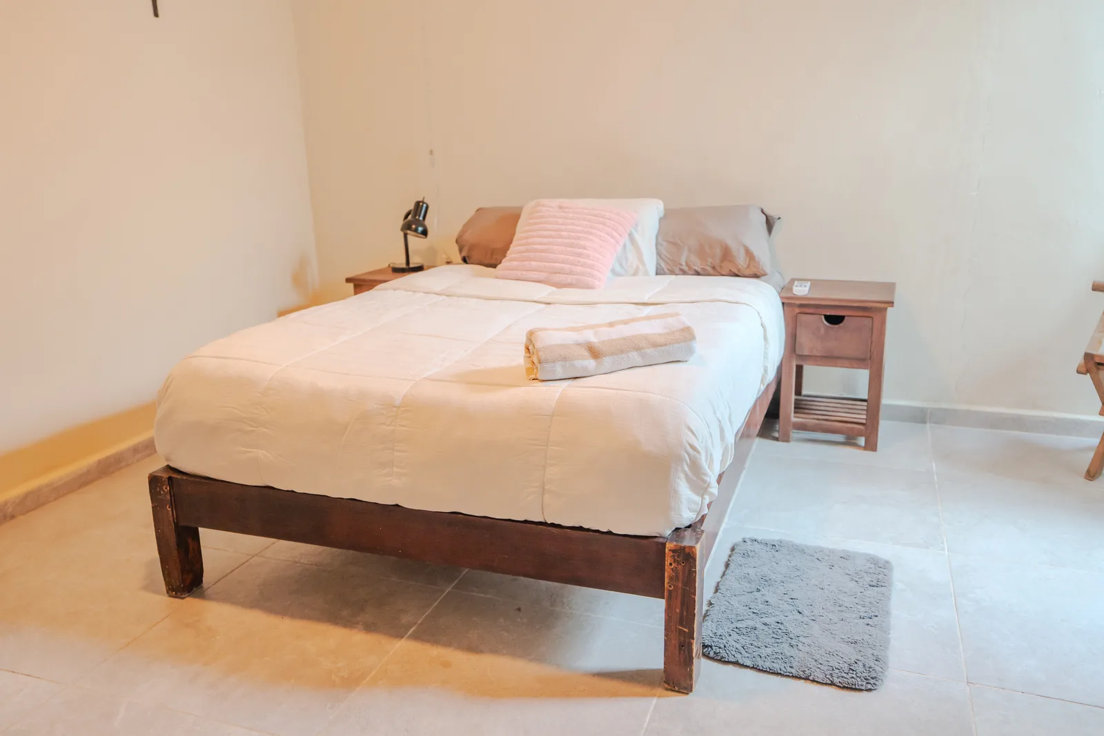 Private Room in 2-Bedroom Shared House in C. Hollywood