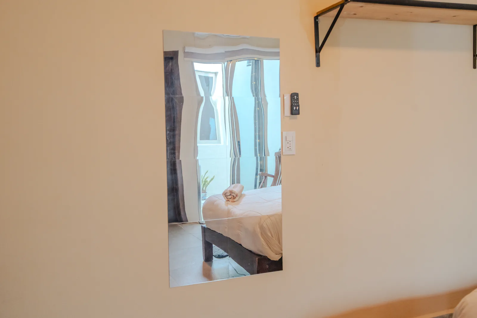 Private Room in 2-Bedroom Shared House in C. Hollywood