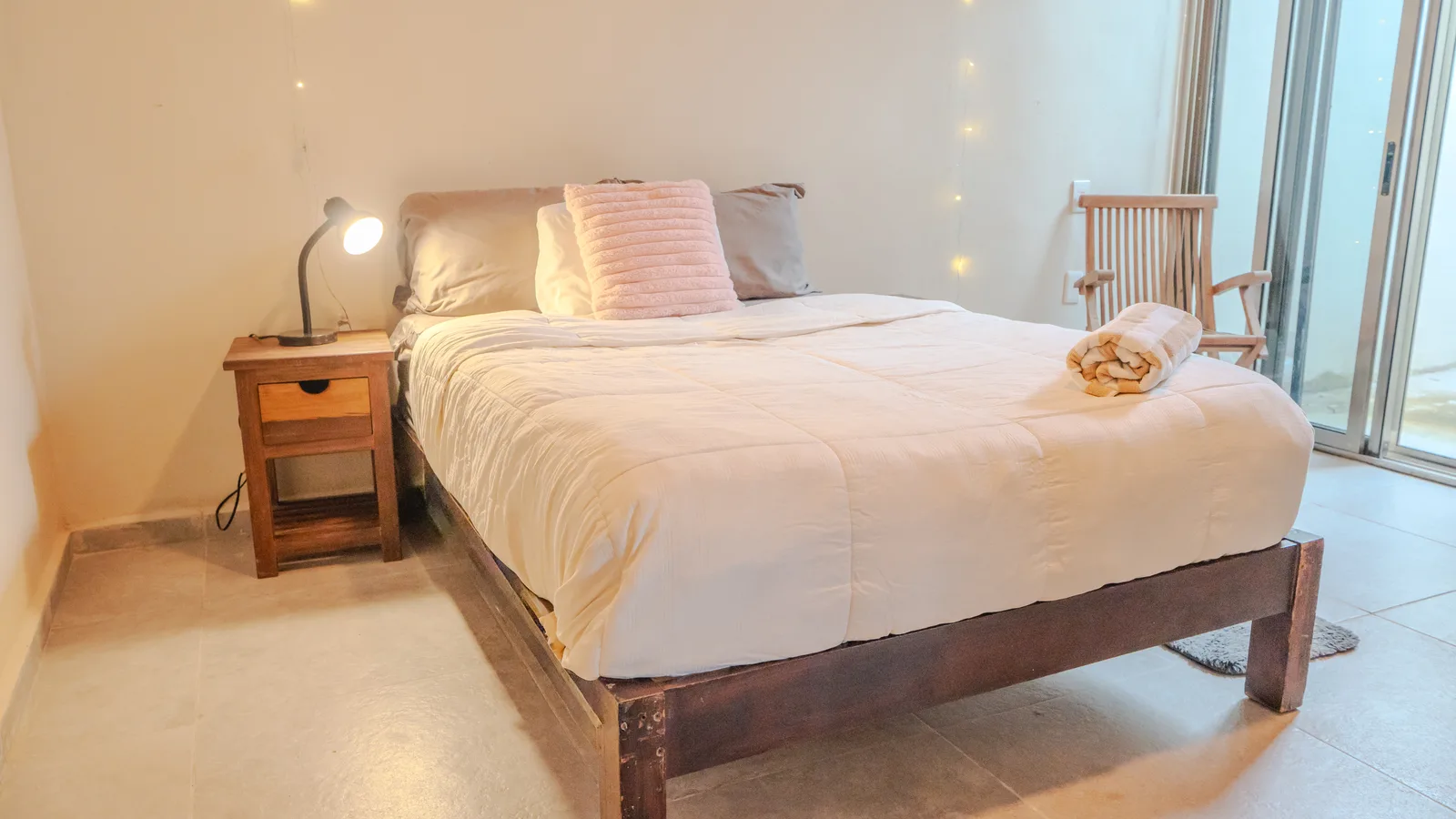 Private Room in 2-Bedroom Shared House in C. Hollywood