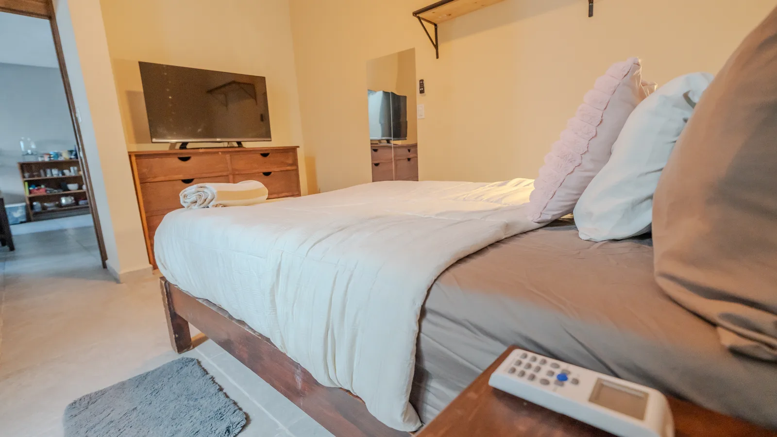 Private Room in 2-Bedroom Shared House in C. Hollywood
