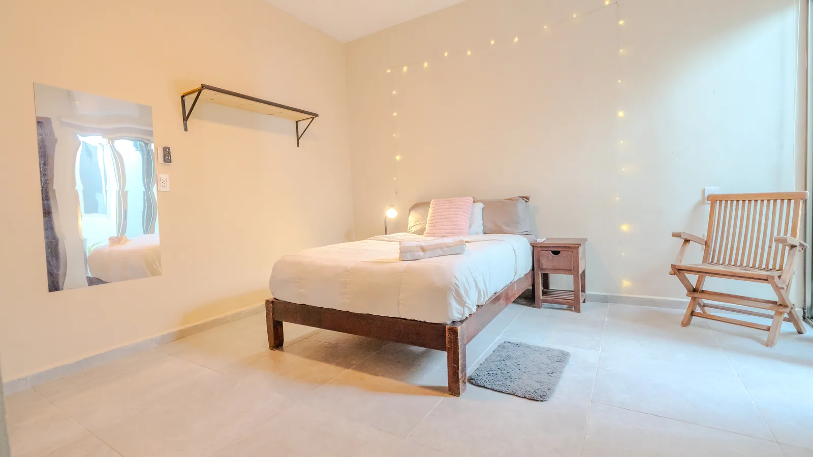 Private Room in 2-Bedroom Shared House in C. Hollywood
