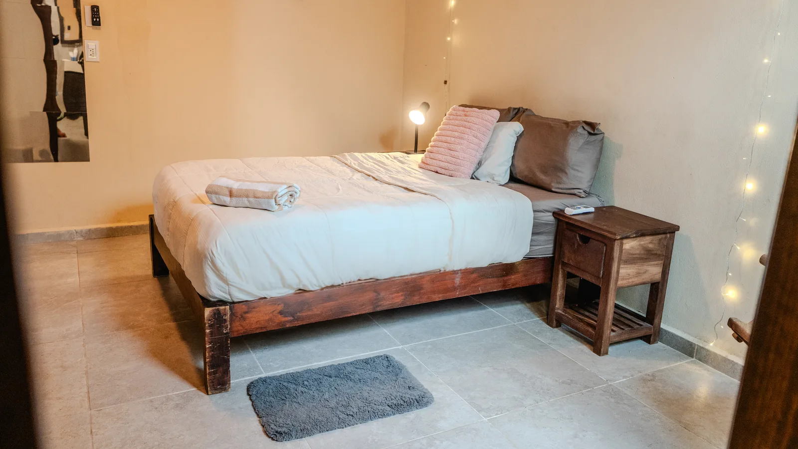 Private Room in 2-Bedroom Shared House in C. Hollywood