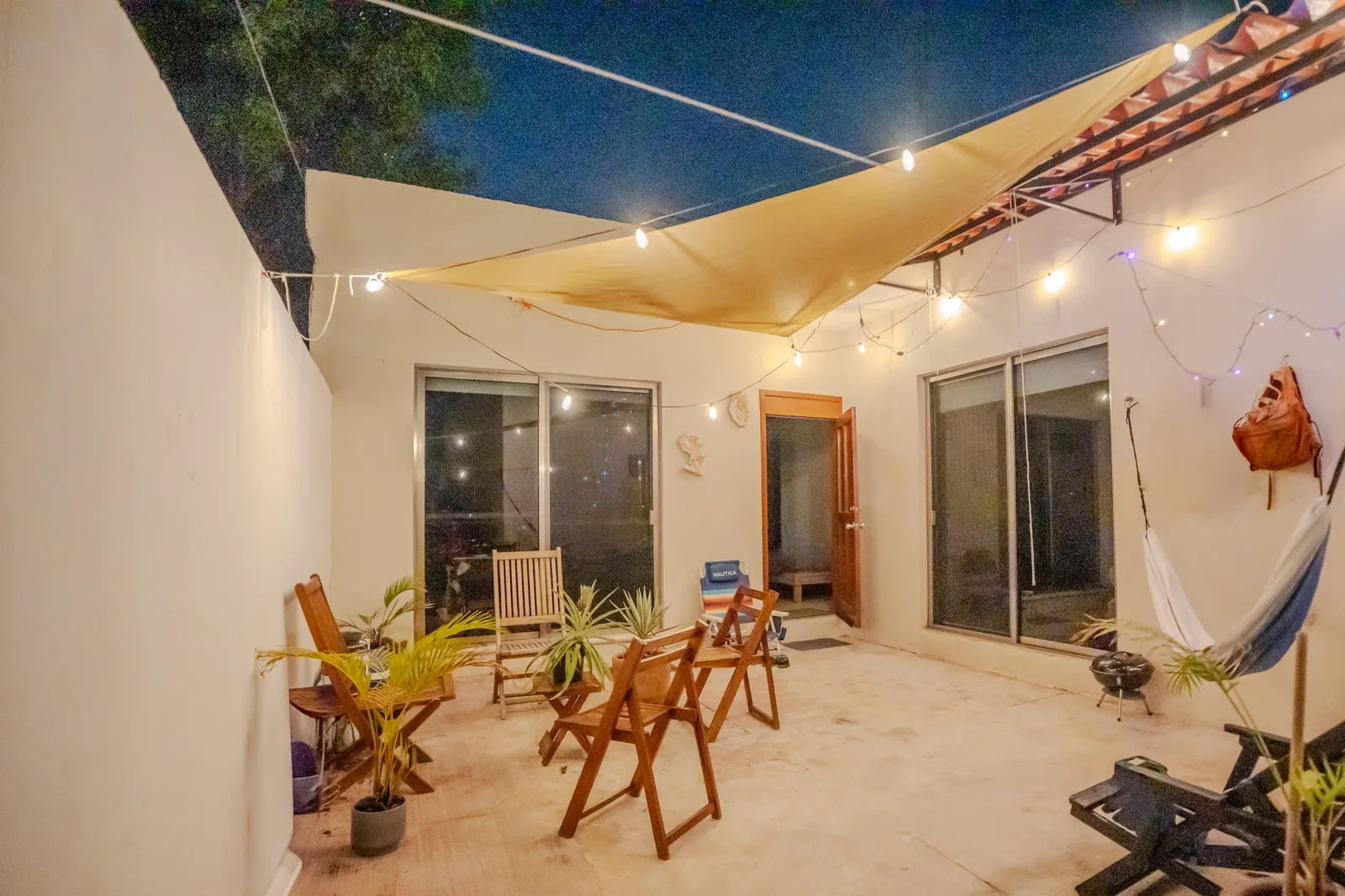 Private Room in 2-Bedroom Shared House in C. Hollywood