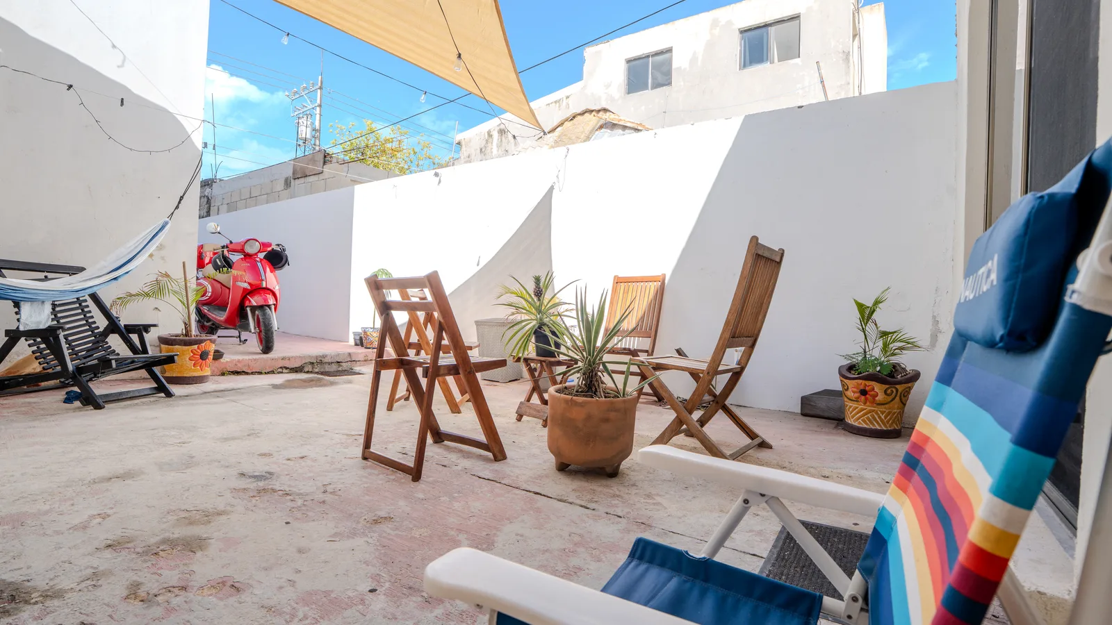 Private Room in 2-Bedroom Shared House in C. Hollywood