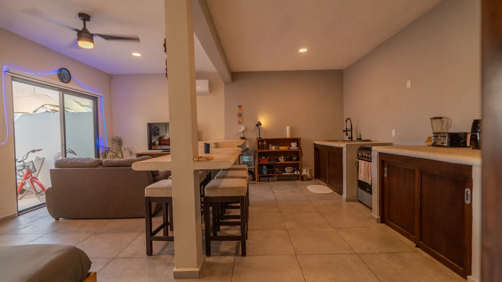 Private Room in 2-Bedroom Shared House in C. Hollywood