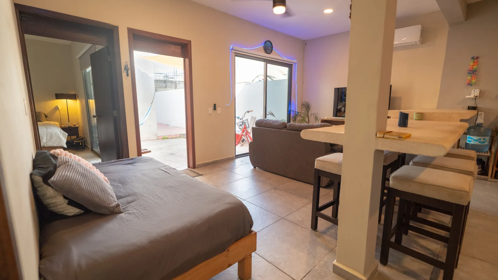 Private Room in 2-Bedroom Shared House in C. Hollywood