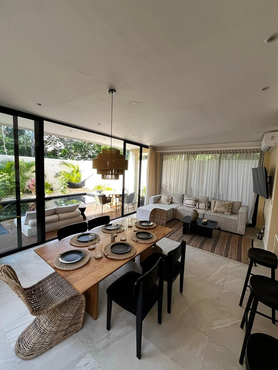 4-Bedroom Villa with Private Garden and Pool in Palma Central