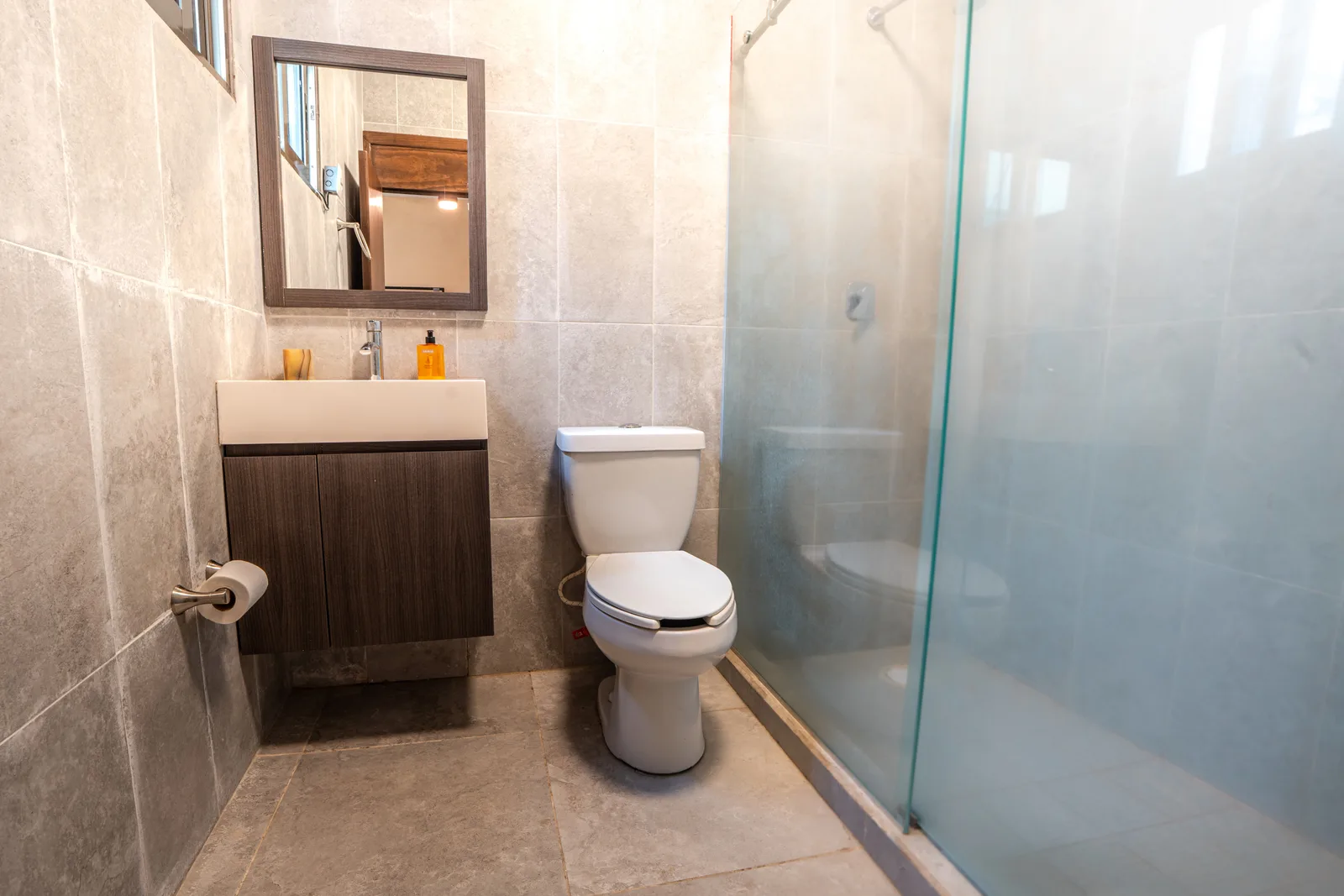 Private Room in 2-Bedroom Shared House in C. Hollywood