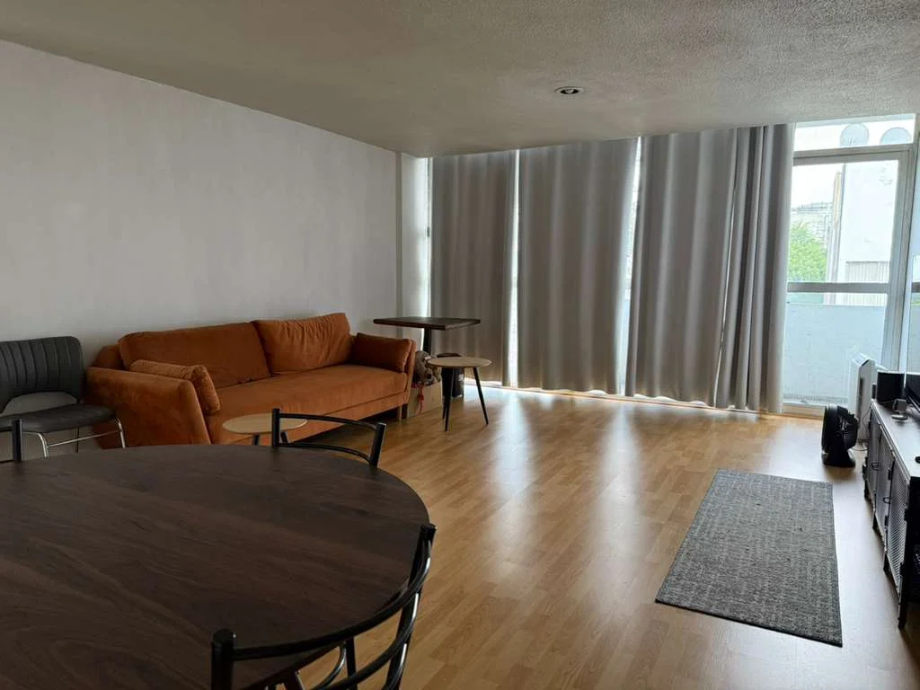 90 m² Apartment with Balcony Near Metro