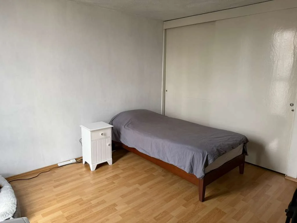 90 m² Apartment with Balcony Near Metro