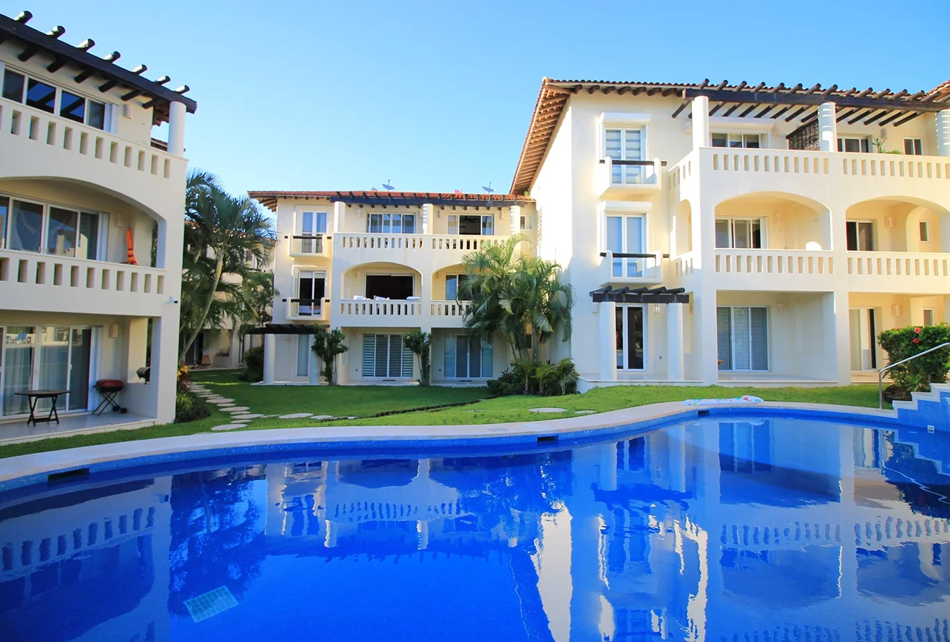 2-Bedroom Ground Floor Apartment in Coco Beach - Pool & Security