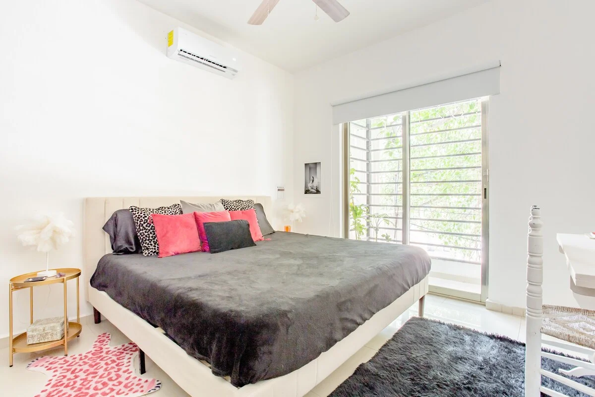 Apartment Available Until December 2nd